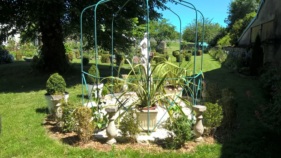 Image du carousel qui illustre: Visite du jardin et du rucher à Champagne-sur-Vingeanne