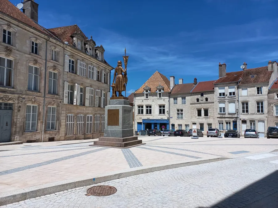 Image du carousel qui illustre: Place Jeanne D'arc à Neufchâteau