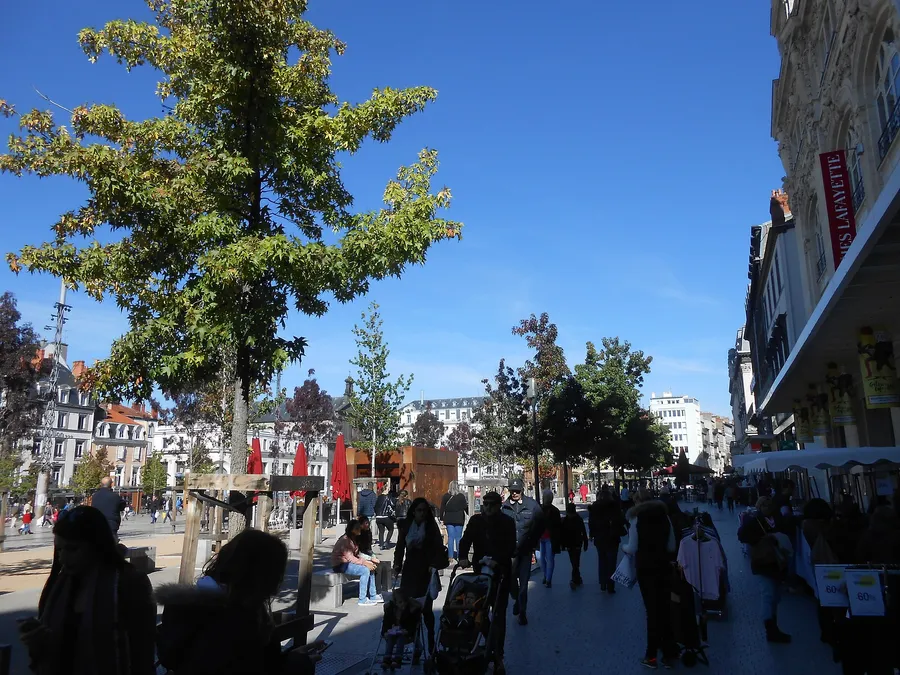 Image du carousel qui illustre: Place de Jaude à Clermont-Ferrand