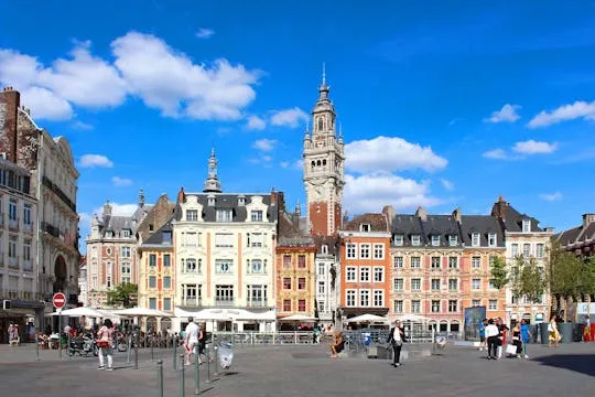 Image du carousel qui illustre: Balade privée de 30 minutes en Citroën 2CV à Lille à Lille
