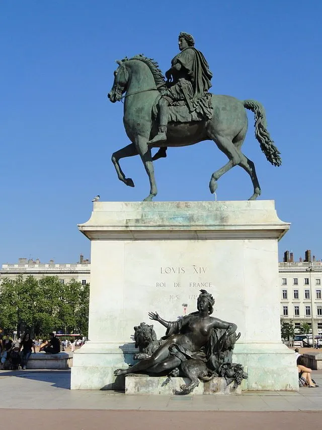 Image du carousel qui illustre: Place Bellecour à Lyon