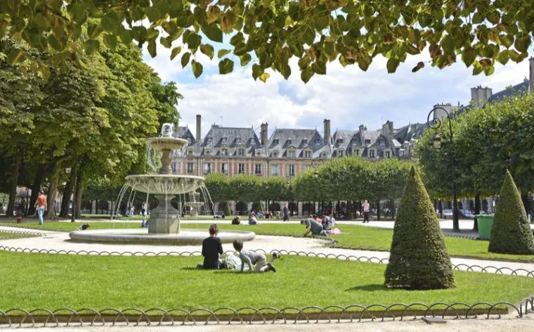 Image du carousel qui illustre: Place des Vosges à Paris