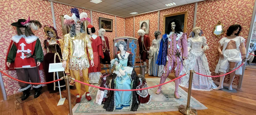 Image du carousel qui illustre: Musée "palais Du Costume Mazarin" à Lesparre-Médoc