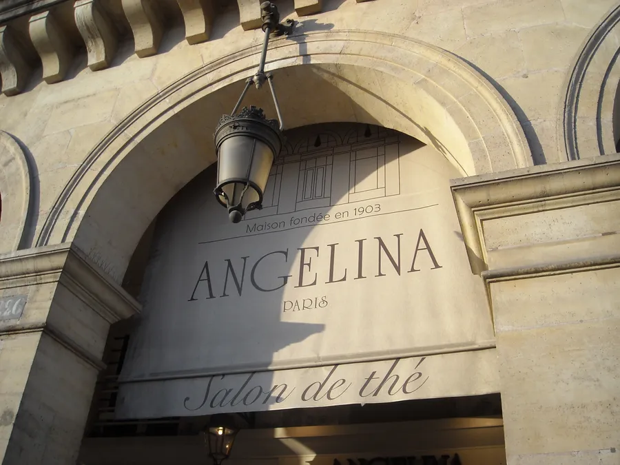 Image du carousel qui illustre: Angelina à Paris