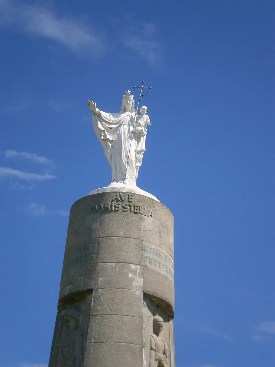 Image du carousel qui illustre: Statue Notre-dame De La Falaise à Mers-les-Bains