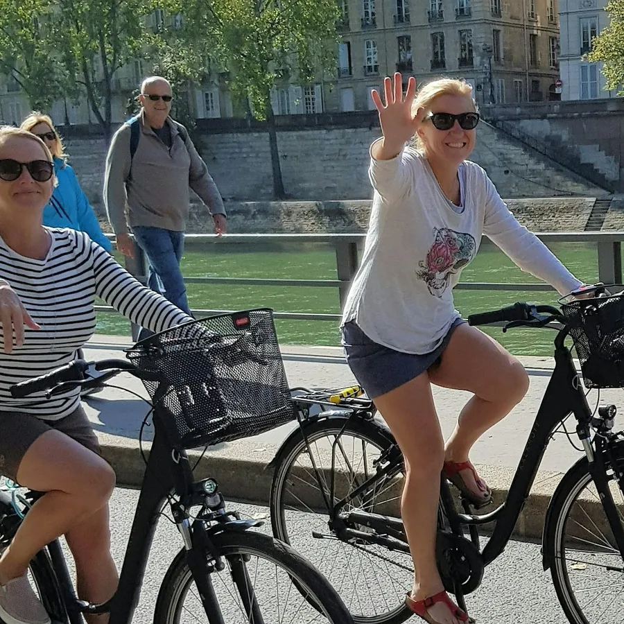 Image du carousel qui illustre: Paris : Visite guidée à vélo des trésors de la ville à Paris