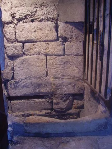 Image qui illustre: Le puits de Saint Roch