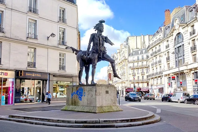 Image du carousel qui illustre: Statue le Centaure  à Paris