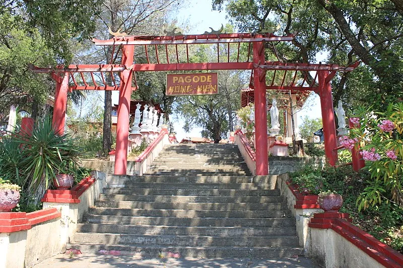 Image du carousel qui illustre: La pagode Hông Hiên Tu à Fréjus