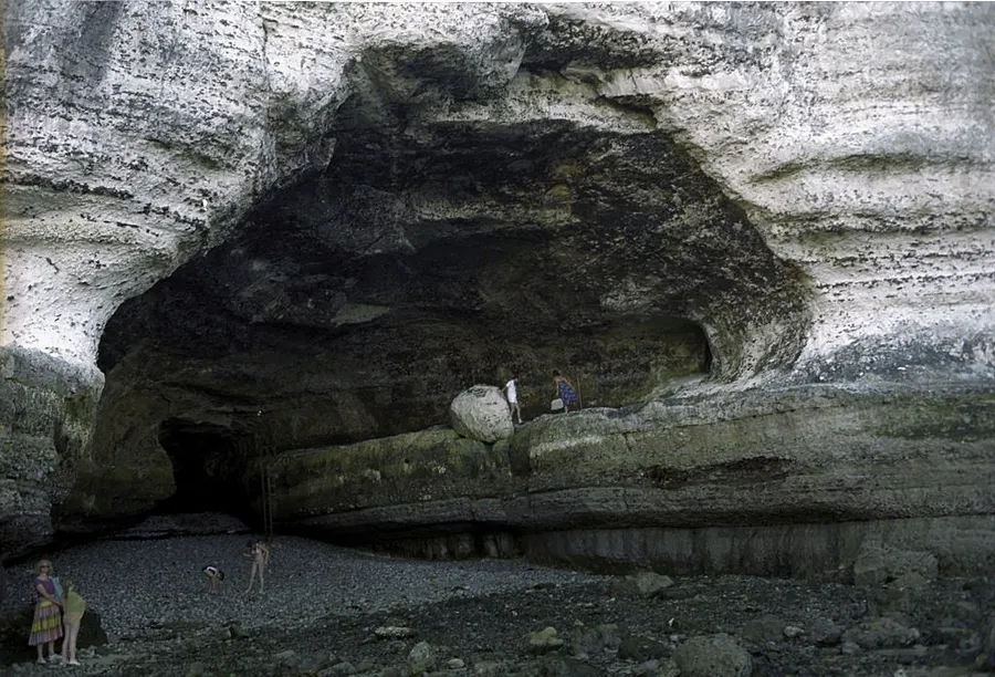 Image du carousel qui illustre: Grotte Le Trou à l'Homme à Étretat