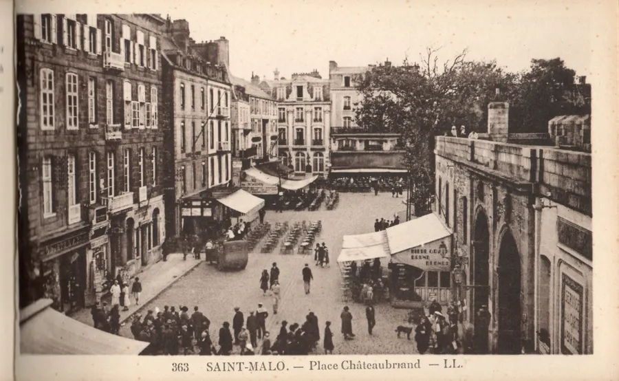Image du carousel qui illustre: Place Châteaubriand à Saint-Malo