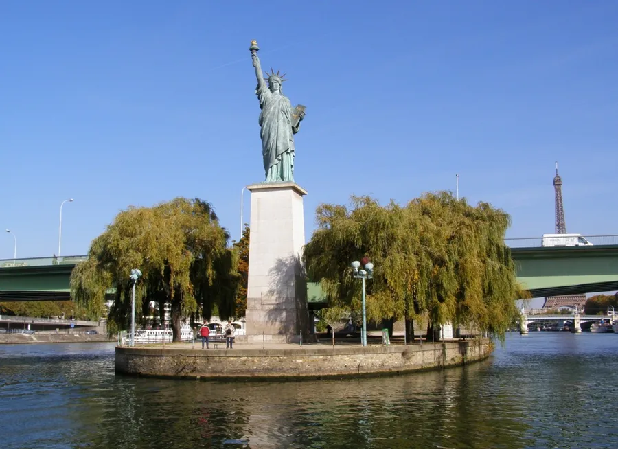 Image du carousel qui illustre: Statue de la Liberté à Paris