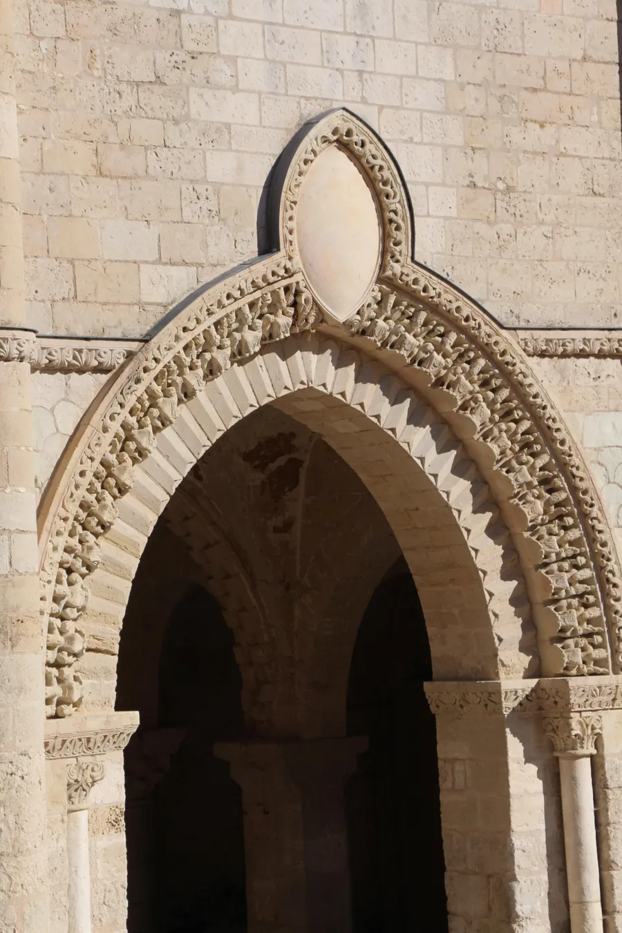 Image du carousel qui illustre: L'église Abbatiale Saint-pierre à Airvault