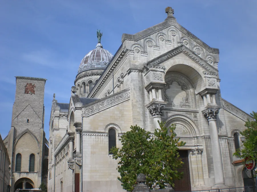 Image du carousel qui illustre: Basilique Saint-martin à Tours