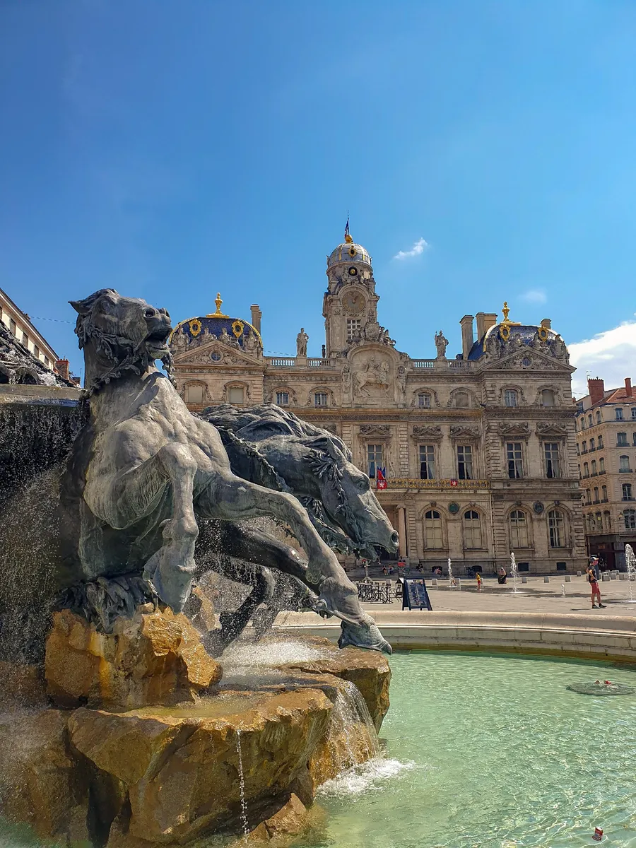 Image du carousel qui illustre: La fontaine Bartholdi  à Lyon