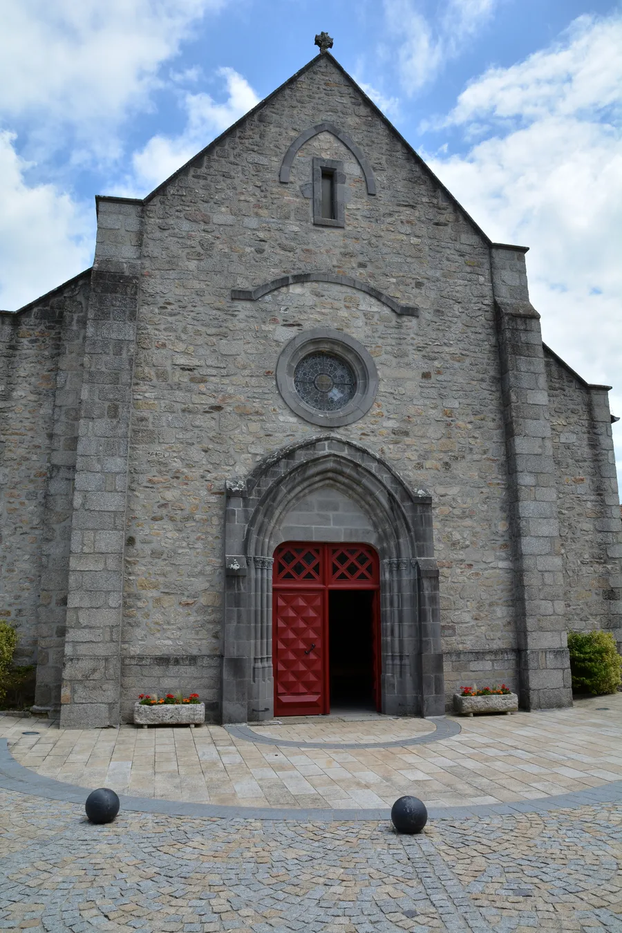 Image du carousel qui illustre: Église Saint-martin De Marcolès à Marcolès