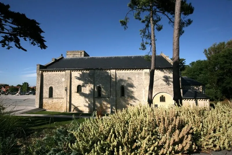 Image du carousel qui illustre: Basilique Notre-dame-de-la-fin-des-terres à Soulac-sur-Mer