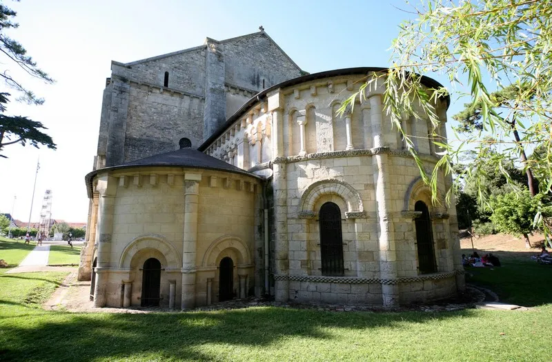 Image du carousel qui illustre: Basilique Notre-dame-de-la-fin-des-terres à Soulac-sur-Mer