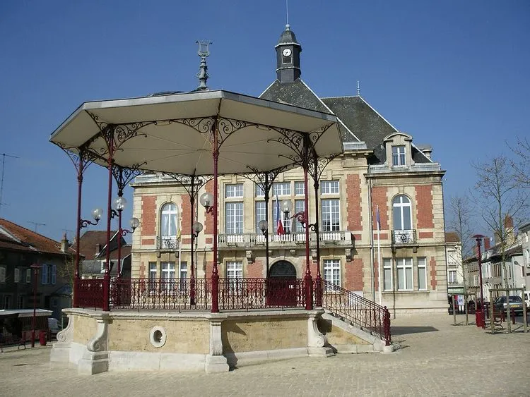 Image du carousel qui illustre: Hotel De Ville Et Kiosque à Stenay