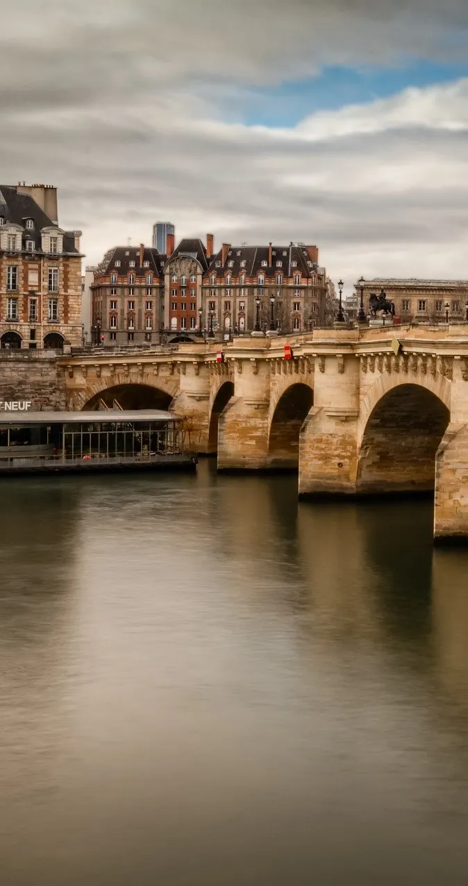 Image du carousel qui illustre: Pont Neuf à Paris