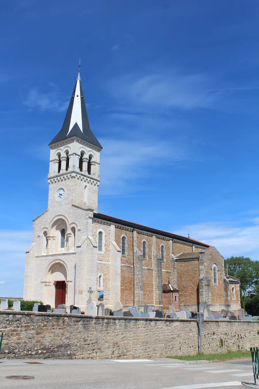 Image du carousel qui illustre: Eglise Saint Denis de Cruzilles-lès-Mépillat à Cruzilles-lès-Mépillat